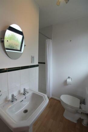 Ensuite shower room.jpg