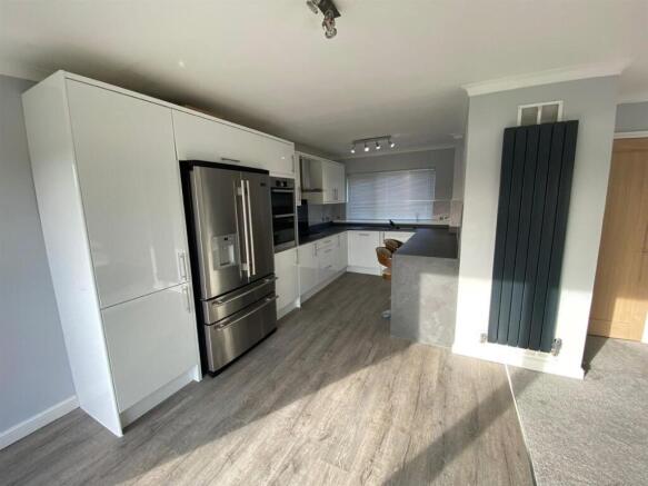 KITCHEN/DINER: