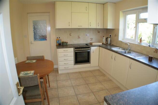 BREAKFAST/KITCHEN: