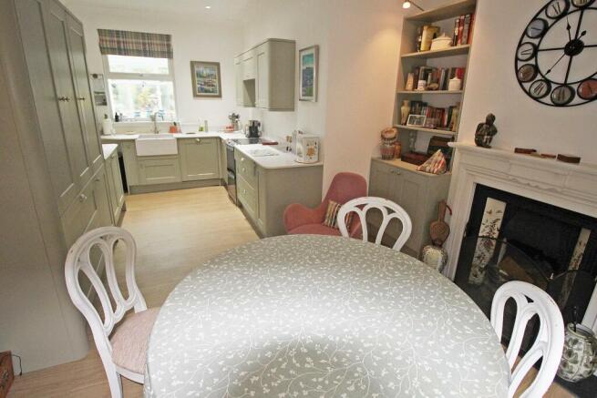 Kitchen 2.JPG