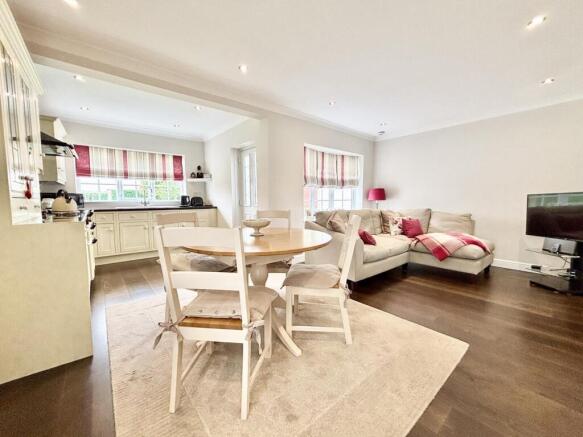 4 bed Detached for sale Image 6