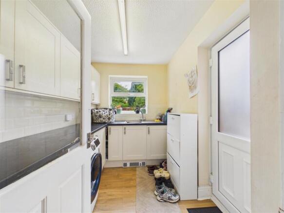 4 bed Detached for sale Image 10