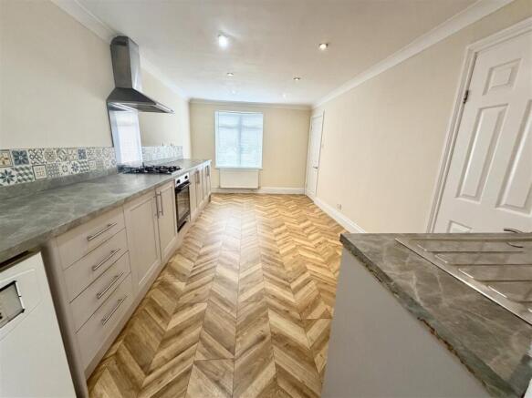 4 bed Detached to rent Image 6
