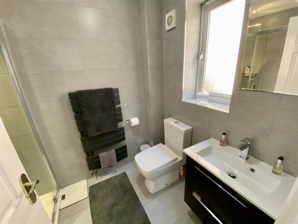 EN-SUITE SHOWER ROOM