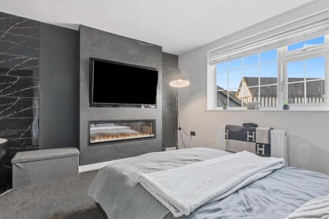 4 bed House for sale Image 11