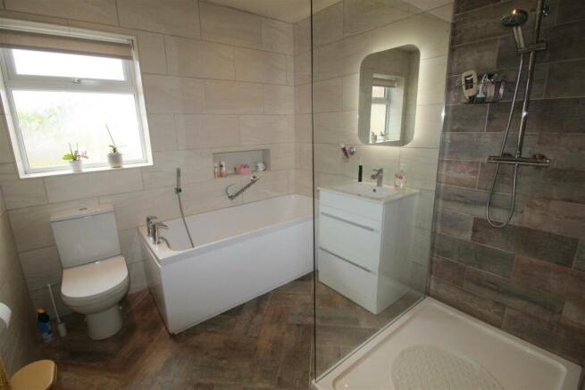 Rossendale Road, 27, bathroom.JPG