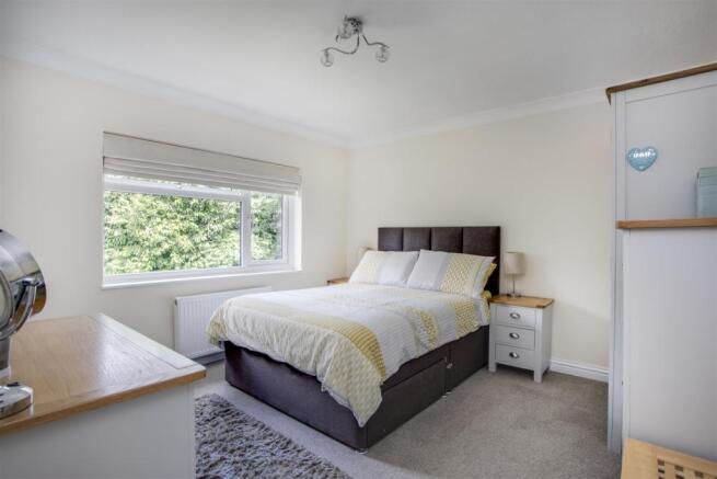 7 Oaktree Close Bedroom 1.jpg