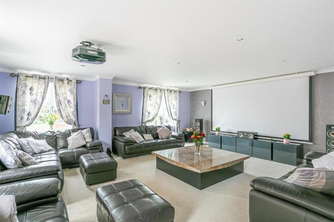 LOUNGE/CINEMA ROOM