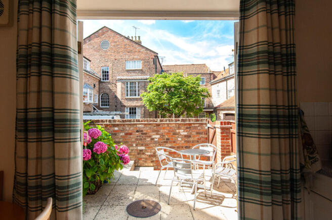 2 bed Town House to rent Image 4