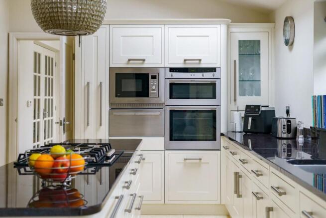 5 bed Detached for sale Image 6