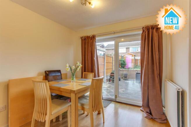 LOUNGE / DINING ROOM: