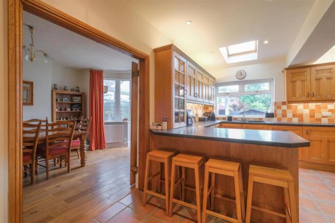 5 bed Semi-Detached for sale Image 10