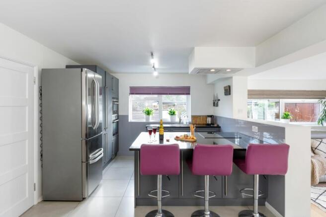 Kitchen with breakfast bar