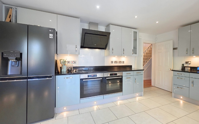 Finchampstead Road, Finchampstead, Wokingham, Berkshire, RG40 photo 3