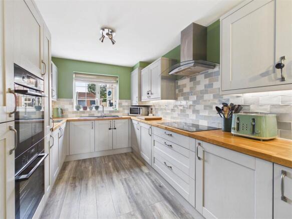 5 bed Detached for sale Image 5