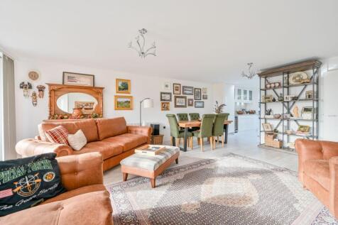 Holland Gardens, Brentford, TW8