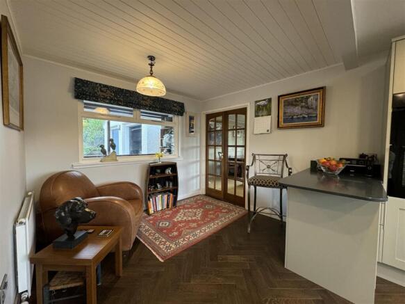 KITCHEN SEATING AREA.JPG