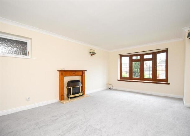7 Reynolds Close - Lounge.jpg