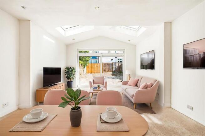 9_87725 - Living Room - Standard - 5.jpg