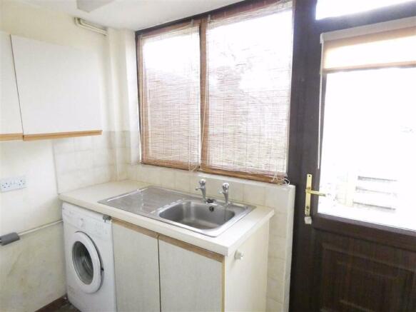 SIDE HALL/UTILITY