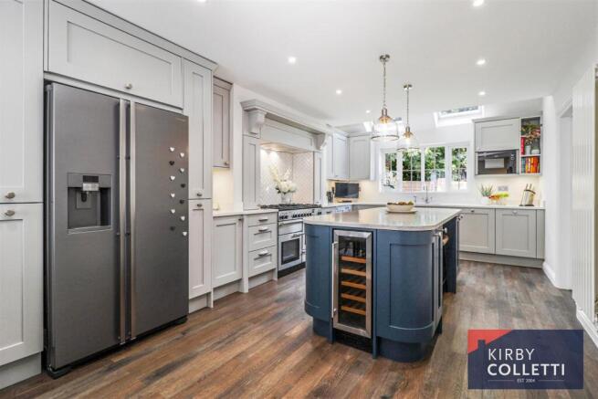 IMPRESSIVE KITCHEN/DINING ROOM
