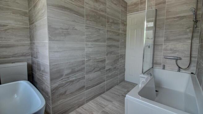 Family Bathroom (alt angle)