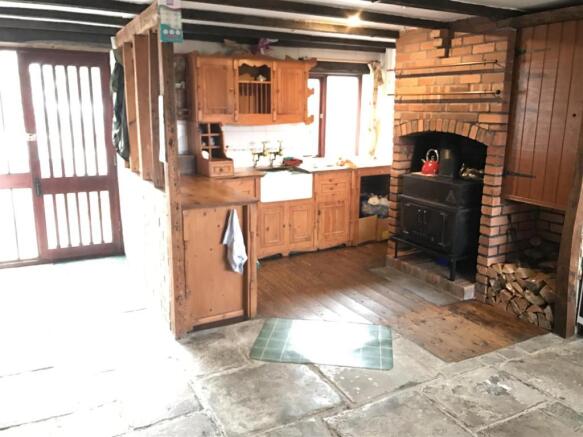 KITCHEN/LIVING ROOM