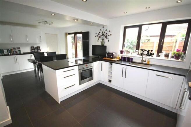KITCHEN/DINING ROOM