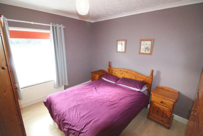 24 Surrey Tce-Bed1.JPG