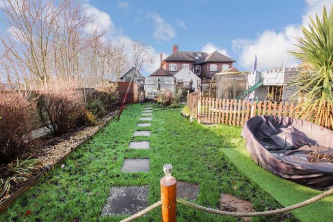 ENCLOSED REAR GARDEN