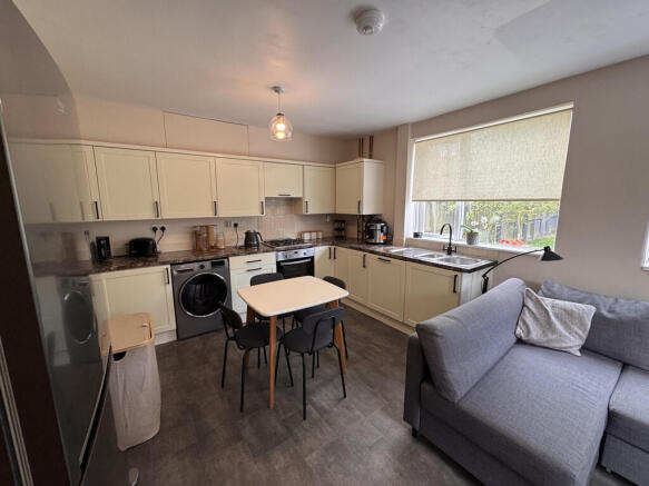 4 bed End of Terrace to rent Image 4