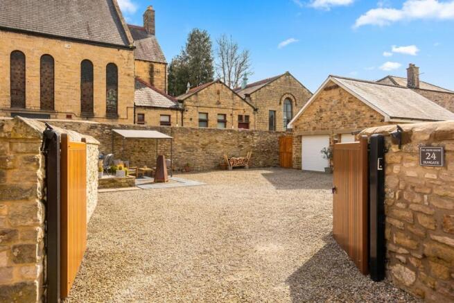 5 bed Semi-Detached for sale Image 5