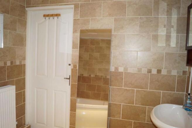 FAMILY BATHROOM (GROUND FLOOR)