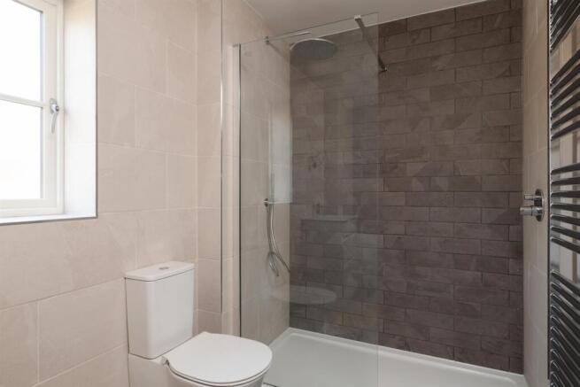 4 bed House for sale Image 11