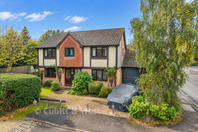 5-bed detached on Carlton Tye, Langshott, Horley, Surrey, £775,000