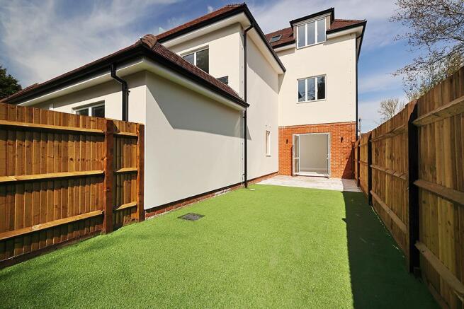 1-CobhamRd-Apt-1-Garden-7888.jpg