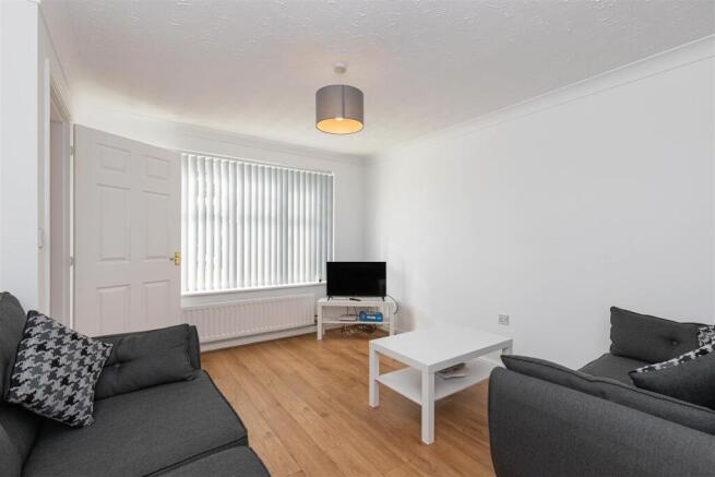 5 Lakeside Close-10.jpg