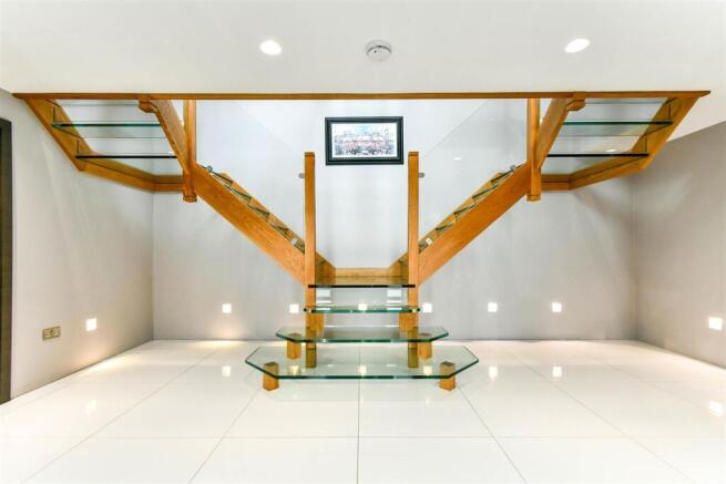 6 bed Detached for sale Image 7