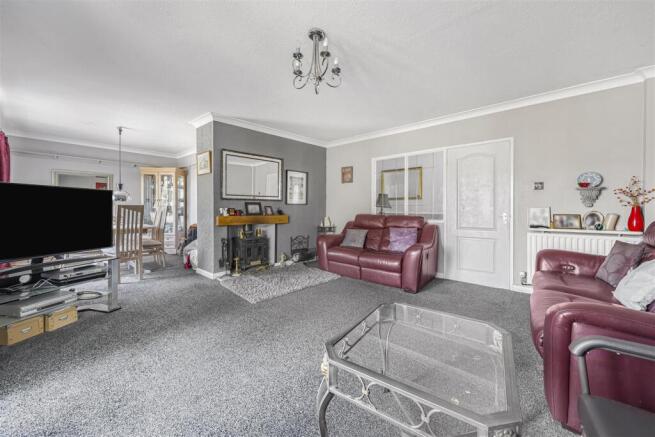 8 Frymley View, Windsor SL4 5TA2.jpg