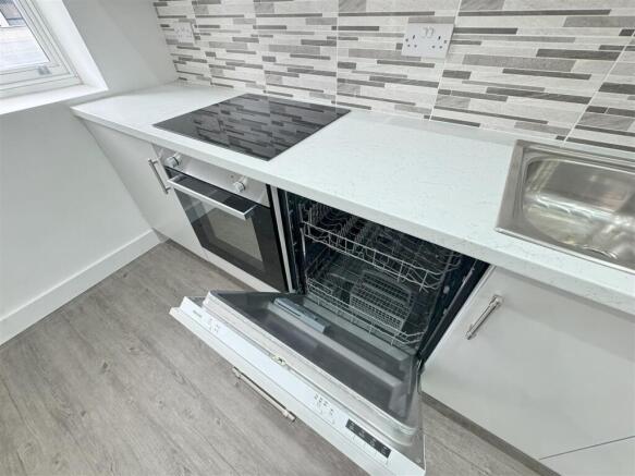3 bed Apartment to rent Image 5