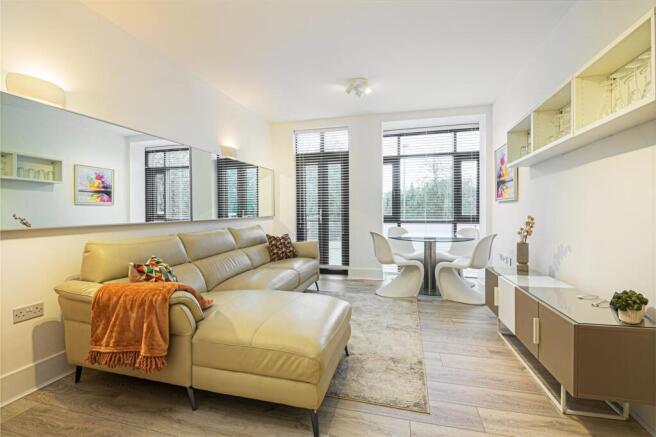 6-65 Putney Bridge Rd Rec 1.jpg