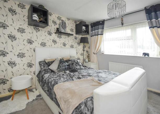 5 Manor Close - Bedroom 1 (2).jpg