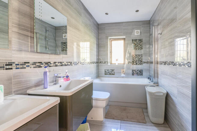6 bed Detached for sale Image 12