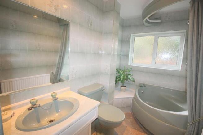 Bungalow: Bathroom