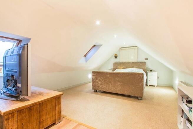 5 bed Detached for sale Image 5
