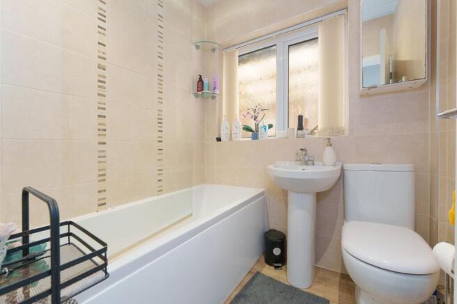 3 bed Semi-Detached Bungalow to rent Image 7
