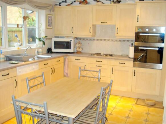 KITCHEN/BREAKFAST RM