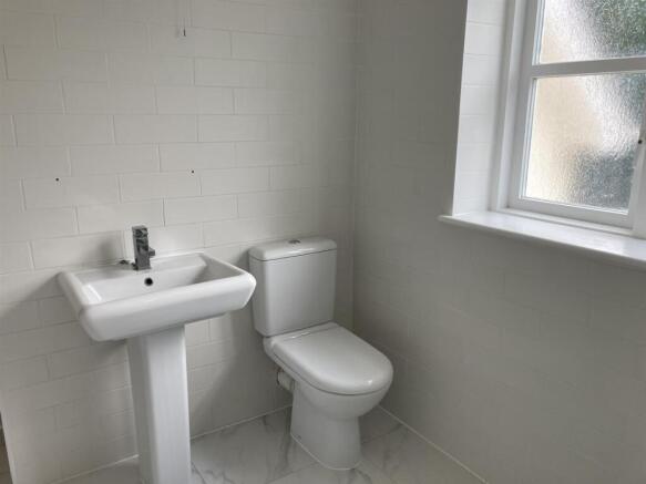Family Bathroom 2.jpg