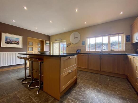 4 bed Detached to rent Image 11