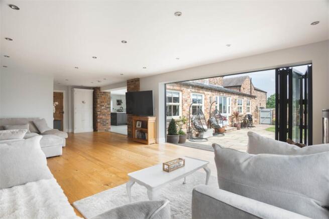6 bed Semi-Detached for sale Image 10